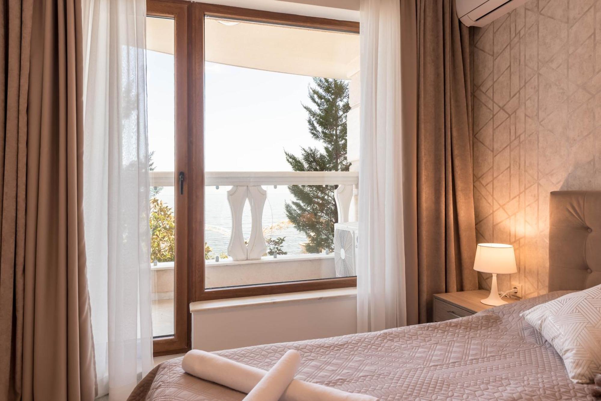 Luxurious And Panoramic Apartments At The Beach In La Mer Complex Golden Sands Exterior photo