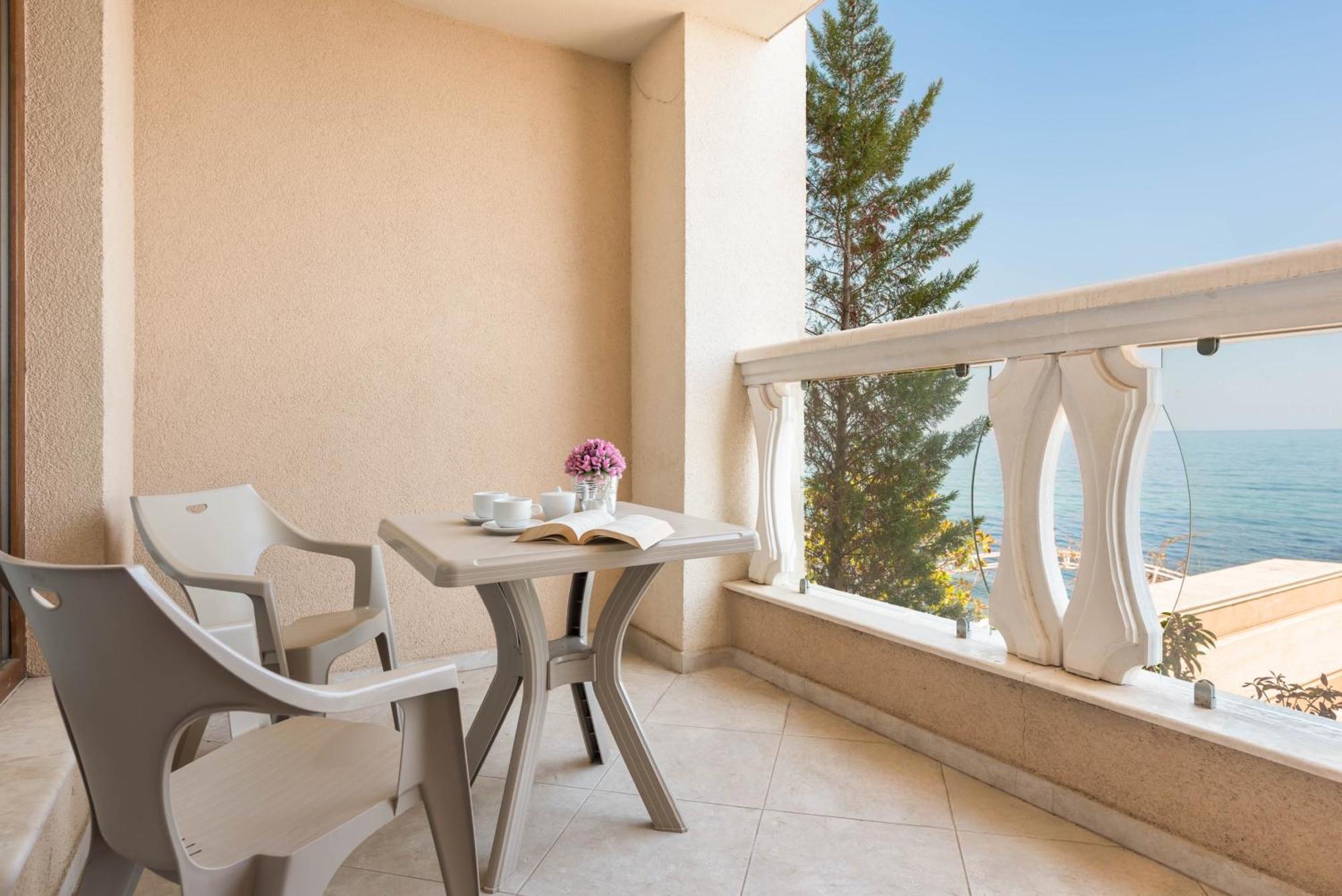 Luxurious And Panoramic Apartments At The Beach In La Mer Complex Golden Sands Exterior photo